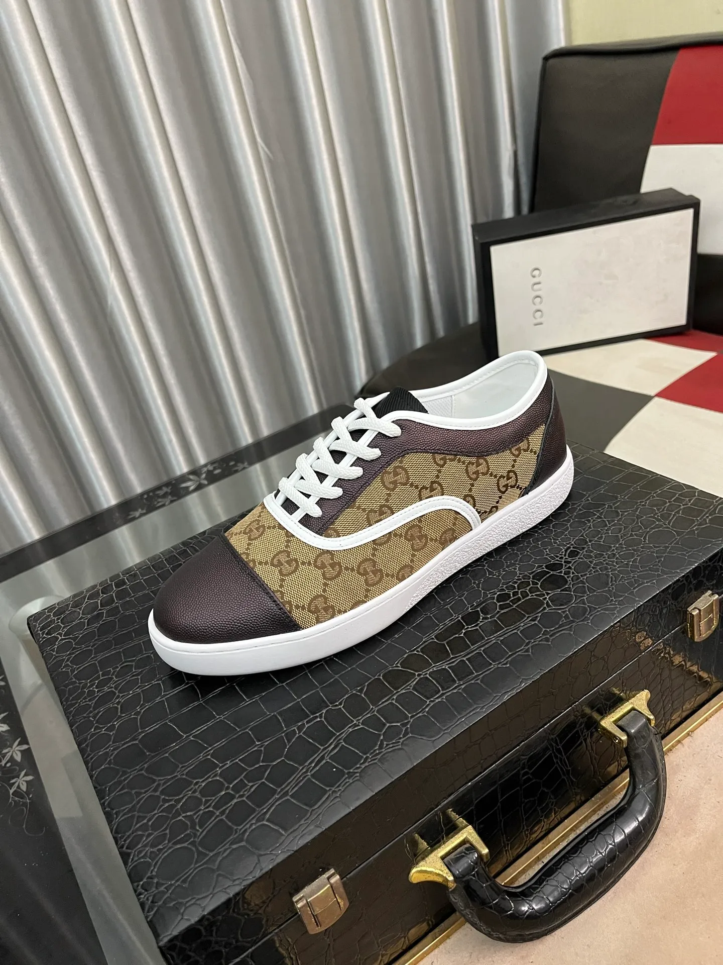 Men's shoes💰400⌚️⌚️[GUCCI] Gucci men's casual shoes are absolutely popular🔥The ultimate matching item for trendy men! The charm of super texture is unstoppable. This is the main recommendation. The upper is made of high-quality cowhide, with pig lining feet and wear-resistant rubber sole. It is noble and elegant! Extremely comfortable🎁🎁You can be as handsome as you want💪 Available in sizes 38-44 and 4️⃣colors available